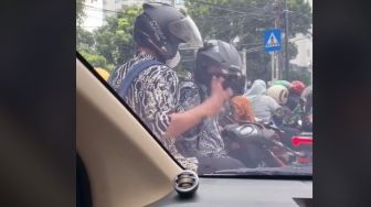 Menghibur Pengendara Lain, Aksi Dua Pemotor Saling Tempeleng Bikin Ngakak