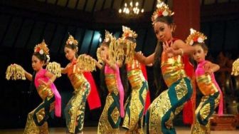 Tari Puspanjali Penyambutan Untuk Tamu di Bali yang Berarti Menghormati Bagai Bunga
