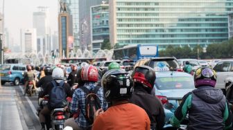 Diduga Ketiduran saat Dibonceng Motor, Cewek Ini Terjatuh di Jalan Raya