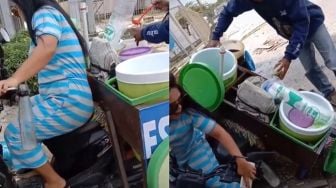 Banyak Polah, Emak-emak Ini Jatuhkan Motor Penjual Cendol Bikin Publik Geram: Beli 2.000 Doang Rusuh Amat!