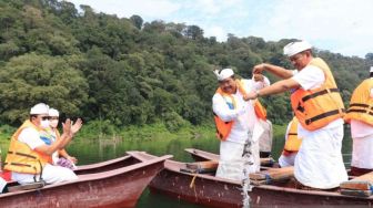 Ribuan Burung Dilepas di Kawasan Danau Tamblingan Saat Tumpek Uye