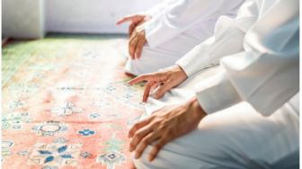 Viral Perjuangan Kakek Sholat di Masjid Pakai Kursi Plastik, Warganet: Tamparan Buat Kita