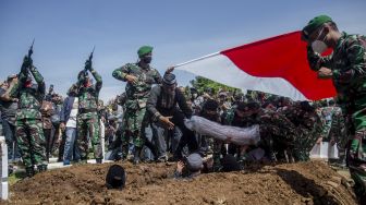 Suasana Haru Iringi Pemakaman Prajurit TNI yang Gugur di Papua
