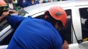 Viral, Bocah Terkunci di Dalam Mobil, Netizen Ramai-ramai Soroti Peran Ibu