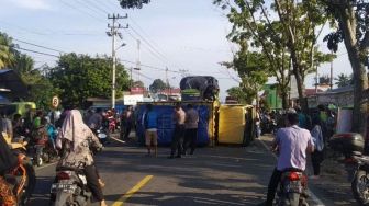 Dua Mobil Terguling di Pasaman, Sejumlah Penumpang Luka-luka