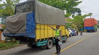 Kelebihan Muatan, Polda Banten Tilang Puluhan Truk di Serang