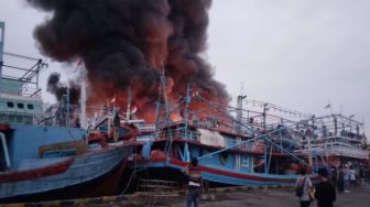 13 Kapal Terbakar di Pelabuhan Kota Tegal, Petugas Masih Melakukan Pemadaman