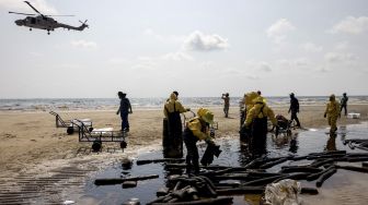 Bersih-bersih Pantai di Thailand dari Tumpahan Minyak