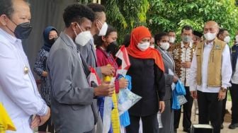 Gubernur Khofifah Datangi Sekolah SMA Tempat Mengajar Guru yang Berbuat Rasis Pada Muridnya di Jember