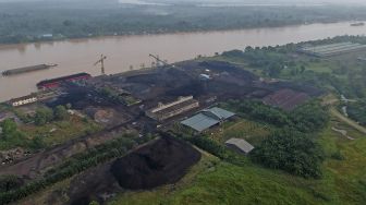 Foto udara suasana aktivitas industri penumpukan batu bara di Kawasan Cagar Budaya Nasional (KCBN) Muarajambi, Taman Rajo, Muarojambi, Jambi, Sabtu (29/1/2022). [ANTARA FOTO/Wahdi Septiawan]