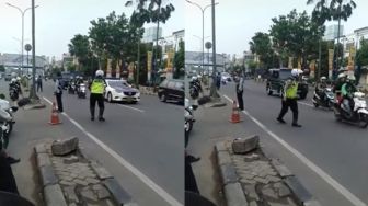 Nekat Banget, Begini Detik-detik Ojol Berpenumpang Terobos Rombongan Presiden Sampai Bikin Polisi Murka
