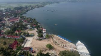 Foto udara proyek reklamasi yang saat ini dihentikan di tepian Danau Singkarak, Kabupaten Solok, Sumatera Barat, Sabtu (29/1/2022). [ANTARA FOTO/Iggoy el Fitra]