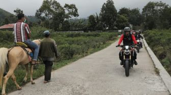 Aksi Ganjar Pranowo Motoran ke Karanganyar, Kunjungi Desa Wisata Kemuning dan Ngrobol Bareng Warga