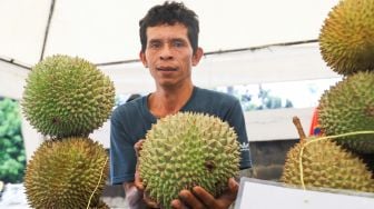 Pedagang menjajakan buah Durian saat Festival Durian di Mal Tamini Square, Jakarta Timur, Minggu (30/1/2022). [Suara.com/Alfian Winanto]