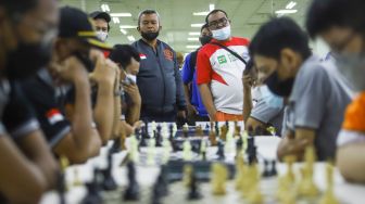 Pwnonton melihat jalannya pertandingan catur di Kejuaraan Catur Beregu di Tamini Square, Jakarta Timur, Minggu (30/1/2022). [Suara.com/Alfian Winanto]