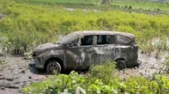 Niat Hati Menghindari Lubang di Jalan, Mobil Ini Justru Keluar Jalur dan Terendam Lumpur, Netizen: Mobilnya Luluran?