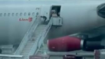 Viral Video Petugas Kargo Lion Air Lempar Barang Penumpang, Warganet Geram karena Sering Kejadian