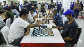 Para Pecatur bertanding di Kejuaraan Catur Beregu di Tamini Square, Jakarta Timur, Minggu (30/1/2022). [Suara.com/Alfian Winanto]