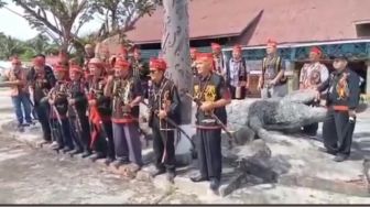 Viral! Video Mengaku Suku Dayak Salah Sebut Nama Edy Mulyadi, Warganet: Demo Sewaan?