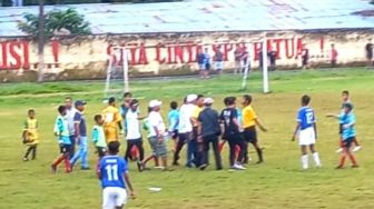 Wasit Nyaris Dianiaya, Suporter Masuk Lapangan Hentikan Pertandingan Askot PSSI Makassar Kontra Perssin Sinjai