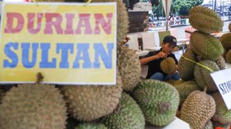 Pedagang menjajakan buah Durian saat Festival Durian di Mal Tamini Square, Jakarta Timur, Minggu (30/1/2022). [Suara.com/Alfian Winanto]