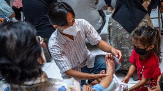 Warga keturunan Tionghoa membasuh kaki orang tua mereka saat mengikuti tradisi Bakti Basuh Kaki Orang Tua di Gedung Rasa Dharma Kawasan Pecinan Semarang, Jawa Tengah, Minggu (30/1/2022).  ANTARA FOTO/Aji Styawan
