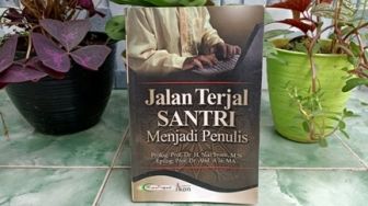 Belajar Menulis Kreatif dari Buku Jalan Terjal Santri Menjadi Penulis