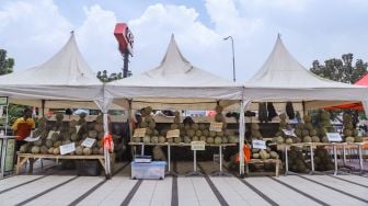 Pedagang menjajakan buah Durian saat Festival Durian di Mal Tamini Square, Jakarta Timur, Minggu (30/1/2022). [Suara.com/Alfian Winanto]