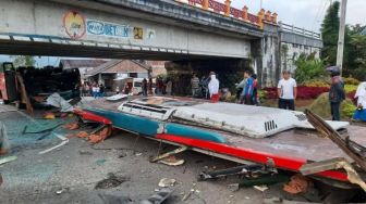 Tabrak Jembatan Layang di Padang Panjang, Bus Asal Sumut Hancur dan 16 Korban Luka-luka