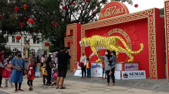 Akhir Pekan, Lampion Macan Depan Balai Kota Solo Ramai Jadi Ajang Swafoto Warga
