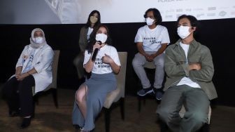 Para pemain dan kru film 'Kukira Kau Rumah' usai acara press screening di Senayan, Jakarta Pusat, Senin (31/1/2022). [Suara.com/Alfian Winanto]