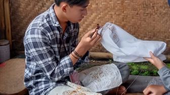Pelaksanaan PMM, Mahasiswa UMM Membatik di Kampung Budaya Polowijen