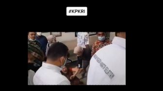 Viral Nenek-nenek Terjatuh dan Nangis Histeris Diusir Paksa di Sidang, PN Jaksel: Itu Istri Terdakwa Suka Bikin Gaduh