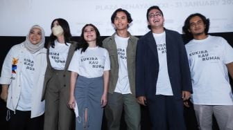 Para pemain dan kru film 'Kukira Kau Rumah' usai acara press screening di Senayan, Jakarta Pusat, Senin (31/1/2022). [Suara.com/Alfian Winanto]