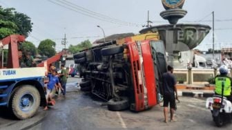 Truk Terguling di Jalur Pantura Tuban, Sopir Diduga Kabur