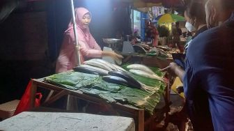 Menilik Tradisi Berburu Ikan Bandeng di Rawa Belong untuk Dibagikan ke Orangtua Saat Imlek