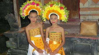 Tarian Sakral Sanghyang Dedari di Bali, Gadis Cilik Bisa Menari di Pundak Tanpa Jatuh