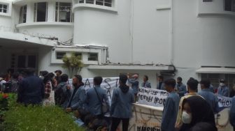 Protes Uang Kuliah Mahal, Mahasiswa UPI Coba Dobrak Pintu Gedung Rektorat hingga Ceburkan Diri ke Kolam Taman Partere