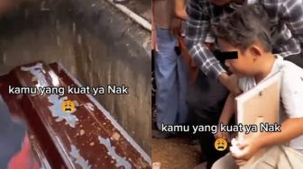 Bocah Nangis sampai Jatuh Lemas di Pemakaman Ayah, Videonya Menyayat Hati