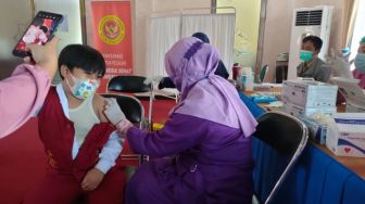 BIN Kaltim Salurkan Vaksinasi Dosis Lengkap ke SD Alam Baiturahman Bontang