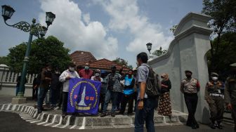 Warga yang tergabung dalam paguyuban pendorong gerobak PKL Malioboro melakukan aksi damai di depan Kantor Gubernur DIY, Yogyakarta, Senin (31/1/2022). ANTARA FOTO/Andreas Fitri Atmoko