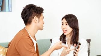6 Tips Menghadapi Kehadiran Orang Ketiga dalam Hubungan, Jangan Langsung Labrak!