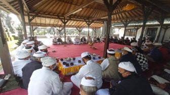 Pemasang Patung di Gunung Agung Sepakat Prelina