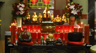 Warga Tionghoa melakukan ibadah malam imlek di Vihara Amurva Bhumi, Jakarta Timur, Senin (31/1/2022). [Suara.com/Alfian Winanto]