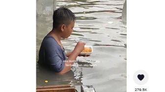 Viral Video Bocah Asik dan Lahap Banget Makan Mie di Tengah Banjir, Warganet: Urusan Perut Nomor 1