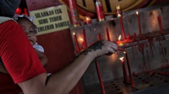 Warga keturunan Tionghoa bersembahyang di Vihara Dharma Bhakti, Jakarta, Selasa (1/2/2022). [Suara.com/Angga Budhiyanto]