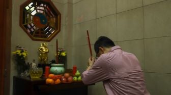 Warga Tionghoa melakukan ibadah malam imlek di Vihara Amurva Bhumi, Jakarta Timur, Senin (31/1/2022). [Suara.com/Alfian Winanto]