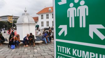 Warga berwisata di Kawasan Kota Tua, Jakarta Barat, Selasa (1/2/2022). [Suara.com/Alfian Winanto]