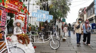 Warga berwisata di Kawasan Kota Tua, Jakarta Barat, Selasa (1/2/2022). [Suara.com/Alfian Winanto]