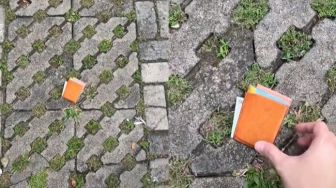 Pemuda Ini Antusias Temukan Dompet Jatuh di Jalan, Eh Waktu Dibuka, Isinya Langsung Bikin Gregetan